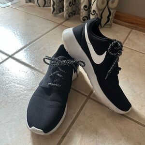 Nike Women’s Roshe One Black Running Shoes size 8